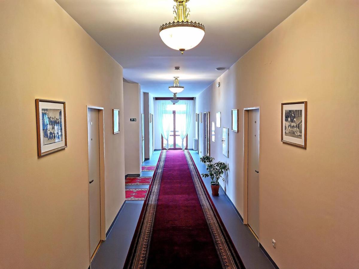 Hotel Grand Угерске-Градиште Экстерьер фото