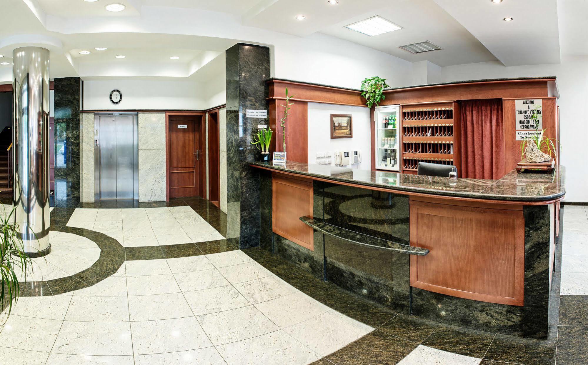 Hotel Grand Угерске-Градиште Экстерьер фото